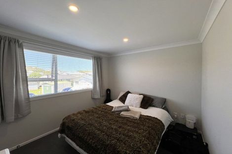 Photo of property in 20a Chetwode Grove, Newlands, Wellington, 6037