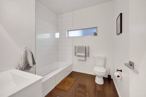 Photo of property in 2/5 Beach Street, Fitzroy, New Plymouth, 4312