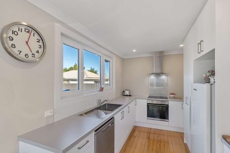 Photo of property in 16 Bateman Avenue, Bryndwr, Christchurch, 8053