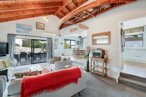 Photo of property in 17 Leiden Place, Totara Vale, Auckland, 0629