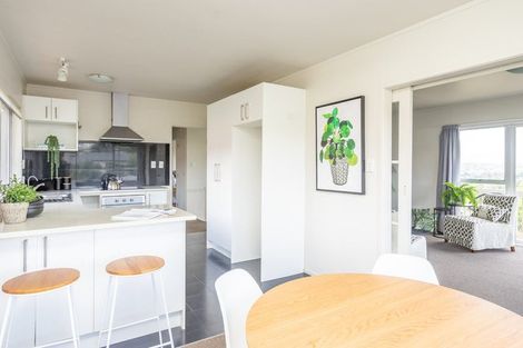 Photo of property in 2/218 East Coast Road, Forrest Hill, Auckland, 0620