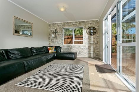 Photo of property in 2/1 Caribbean Drive, Unsworth Heights, Auckland, 0632