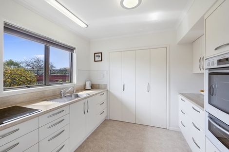 Photo of property in 1 Hunter Place, Merrilands, New Plymouth, 4312