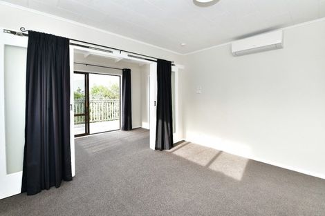 Photo of property in 1 Surf Road, Stanmore Bay, Whangaparaoa, 0932