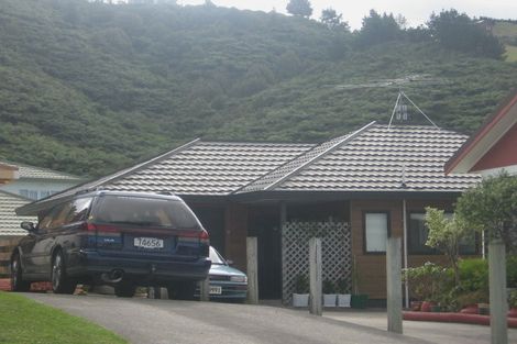 Photo of property in 2/3 Opurere Grove, Tirohanga, Lower Hutt, 5010