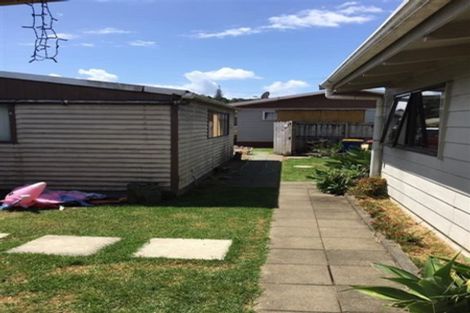 Photo of property in 17 Huruhuru Road, Massey, Auckland, 0614