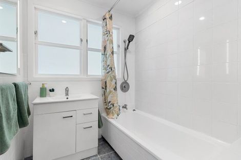 Photo of property in 11 Lomond Street, Newlands, Wellington, 6037