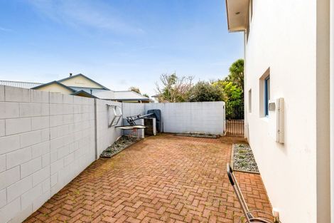 Photo of property in 8 Taylor Place, Merrilands, New Plymouth, 4312