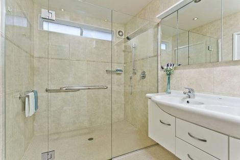 Photo of property in 7 Girrahween Drive, Totara Vale, Auckland, 0629