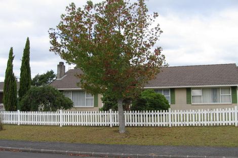 Photo of property in 1 Blythe Place, Glendene, Auckland, 0602