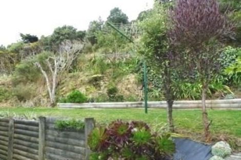Photo of property in 25 Fernhaven Grove, Newlands, Wellington, 6037