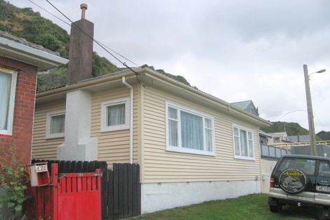 Photo of property in 126 The Esplanade, Houghton Bay, Wellington, 6023
