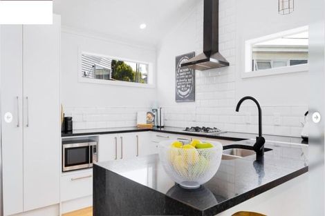 Photo of property in 2/19 Limmer Place, Browns Bay, Auckland, 0632