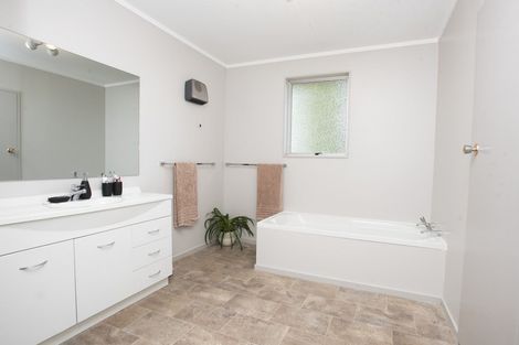 Photo of property in 3 Church Street, Winton, 9720