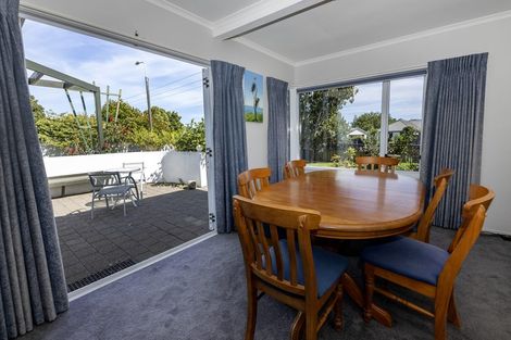 Photo of property in 1 Larsen Place, Merrilands, New Plymouth, 4312