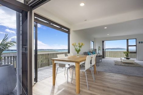 Photo of property in 33 Dawnhaven Drive, Te Atatu Peninsula, Auckland, 0610