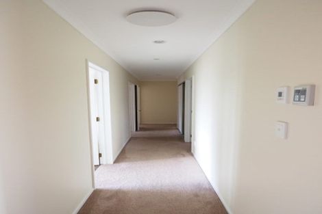 Photo of property in 9 Graven Court, Henderson, Auckland, 0612