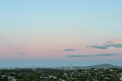 Photo of property in 15 Mcdowell Crescent, Hillcrest, Auckland, 0627