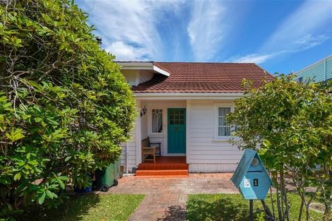 Photo of property in 1/1 Moana Avenue, Bayswater, Auckland, 0622