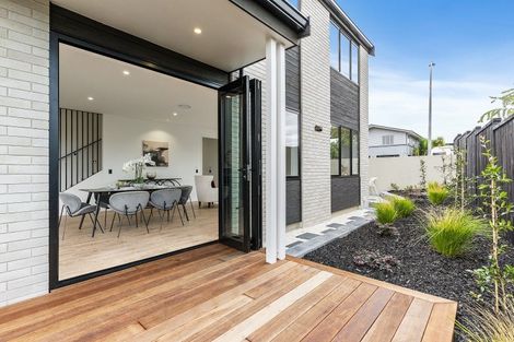 Photo of property in 1 The Crest, Sunnyhills, 2010