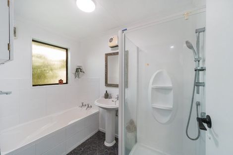 Photo of property in 21 Lyndale Place, Kelvin Grove, Palmerston North, 4414