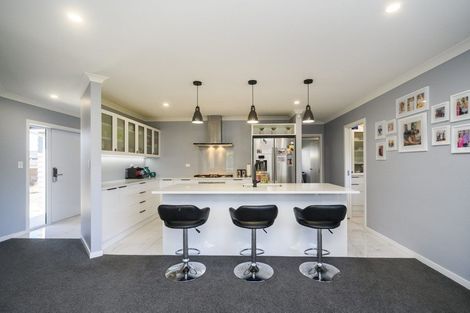 Photo of property in 126 Johnstone Drive, Fitzherbert, Palmerston North, 4410