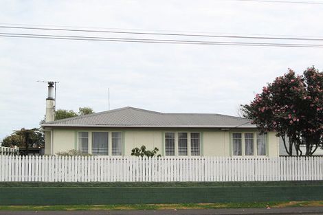 Photo of property in 27 Omata Road, Marfell, New Plymouth, 4310