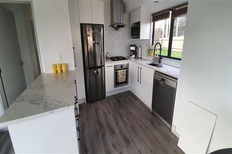 Photo of property in 3/198 Don Buck Road, Massey, Auckland, 0614