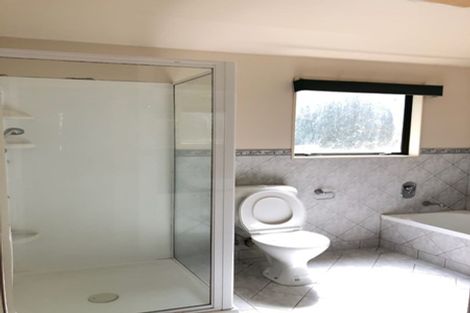 Photo of property in 28 Barker Rise, Northcross, Auckland, 0632