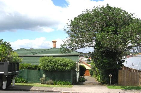 Photo of property in 2/1 Rangitoto Terrace, Milford, Auckland, 0620