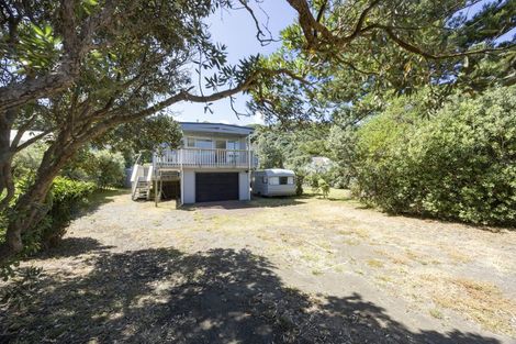 Photo of property in 95 Marine Parade North, Piha, New Lynn, 0772