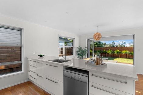 Photo of property in 33 Karoro Road, One Tree Point, 0118