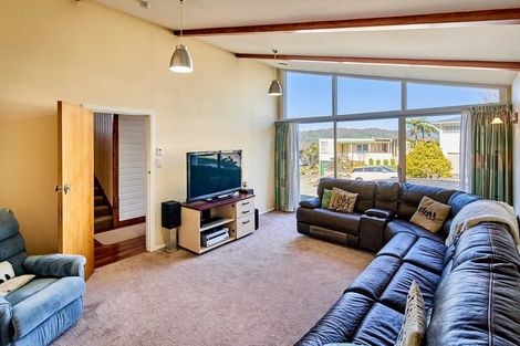 Photo of property in 5 Panorama Grove, Harbour View, Lower Hutt, 5010