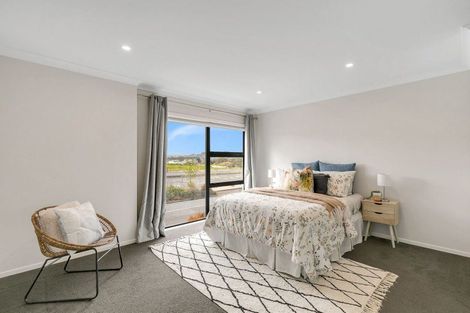 Photo of property in 17 Karearea Avenue, Kenepuru, Porirua, 5022