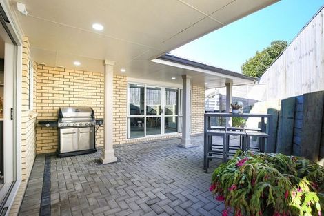 Photo of property in 84 Lake Panorama Drive, Henderson Valley, Auckland, 0612