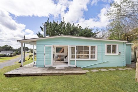 Photo of property in 8 Signal Street, Foxton Beach, Foxton, 4815