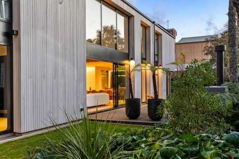 Photo of property in 14 Lochiel Road, Khandallah, Wellington, 6035