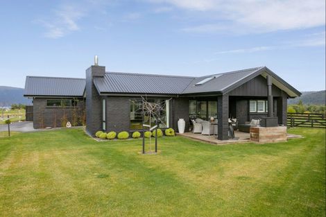 Photo of property in 14 Seven Oaks Drive, Kinloch, Taupo, 3377
