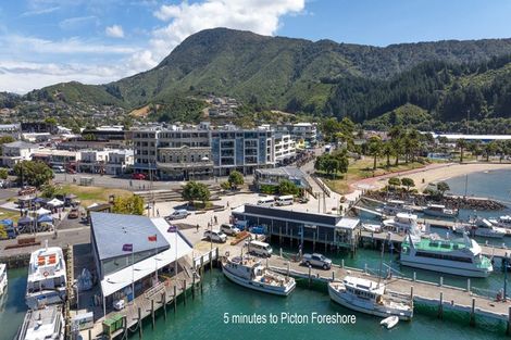 Photo of property in 10 Raukura Rise, Picton, 7220
