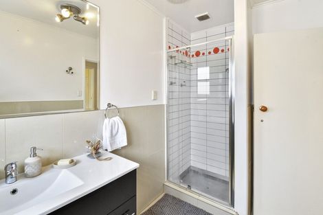 Photo of property in 16 Penruddocke Road, Half Moon Bay, Auckland, 2012