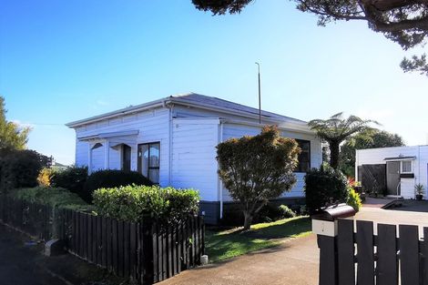 Photo of property in 1 Allardice Street, Dannevirke, 4930