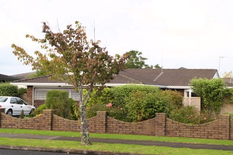 Photo of property in 20 Golfland Drive, Golflands, Auckland, 2013