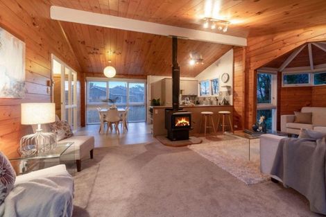 Photo of property in 18 Easter Parade, Glen Eden, Auckland, 0602