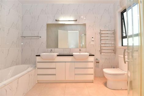 Photo of property in 16 Fernhill Way, Oteha, Auckland, 0632