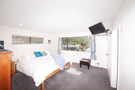 Photo of property in 6 Myers Grove, Churton Park, Wellington, 6037
