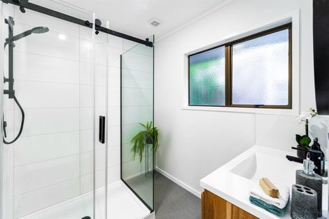 Photo of property in 26b Wade River Road, Stanmore Bay, Whangaparaoa, 0932