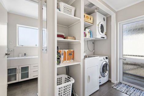 Photo of property in 3/41 Elizabeth Drive, West Harbour, Auckland, 0618