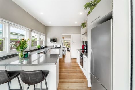 Photo of property in 2/118 East Coast Road, Forrest Hill, Auckland, 0620