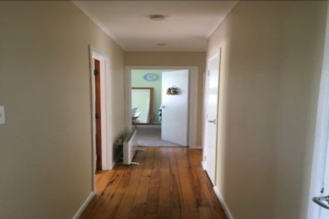 Photo of property in 8 Thuja Street, Green Bay, Auckland, 0604