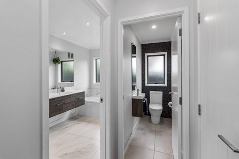 Photo of property in 14 Malbec Place, Huapai, Kumeu, 0810